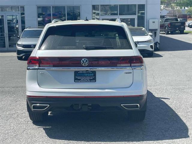 Photo of 2025 Opal White Pearl Effect Volkswagen Atlas