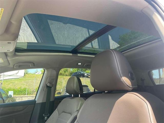 Photo of 2025 Opal White Pearl Effect Volkswagen Atlas