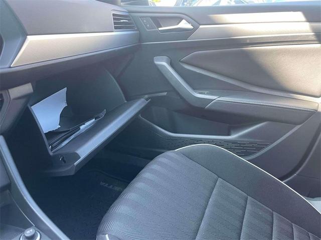 Photo of 2024 Pyrite Silver Metallic Volkswagen Jetta