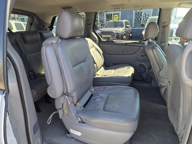 Photo of 2004 Arctic Frost Pearl Toyota Sienna