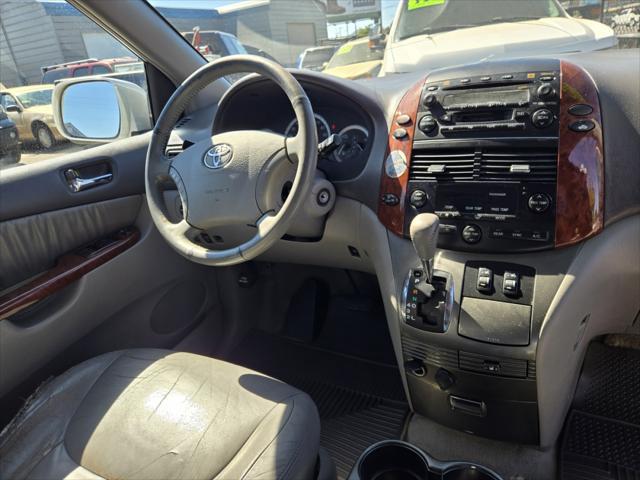 Photo of 2004 Arctic Frost Pearl Toyota Sienna