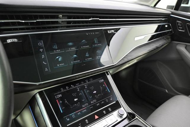 Photo of 2023 Glacier White Metallic Audi Q7