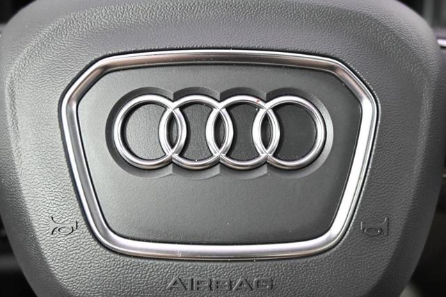 Photo of 2023 Glacier White Metallic Audi Q7