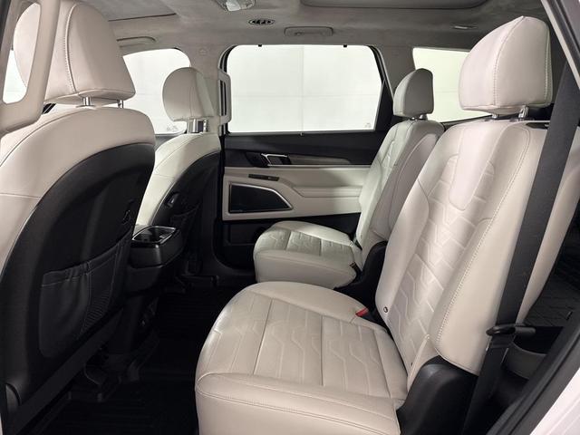 Photo of 2022 Glacial White Pearl Kia Telluride