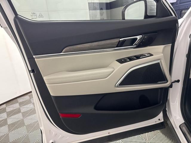 Photo of 2022 Glacial White Pearl Kia Telluride