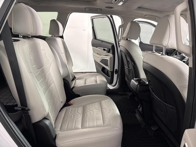 Photo of 2022 Glacial White Pearl Kia Telluride