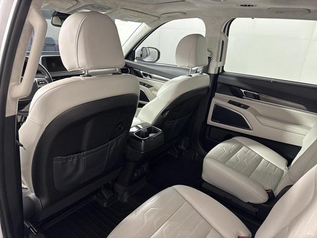 Photo of 2022 Glacial White Pearl Kia Telluride