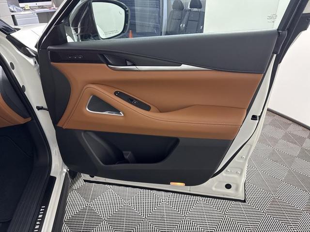 Photo of 2025 Mjst Whte INFINITI QX60