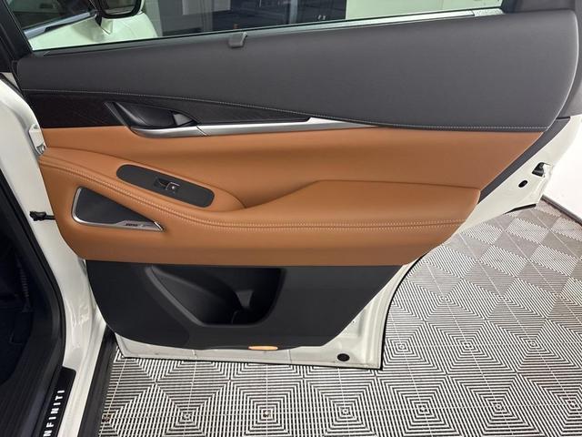 Photo of 2025 Mjst Whte INFINITI QX60