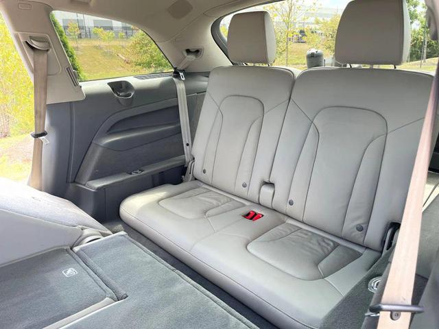 Photo of 2015 Gray Audi Q7
