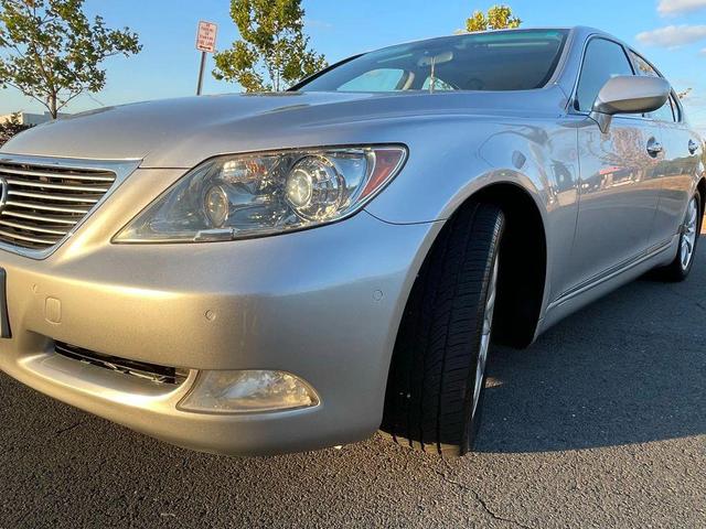 Photo of 2008 Mercury Metallic Lexus LS 460