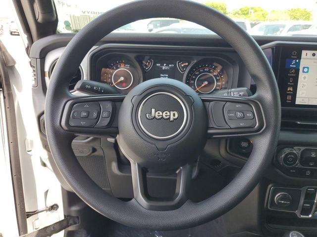 Photo of 2025 Bright White Clearcoat Jeep Gladiator