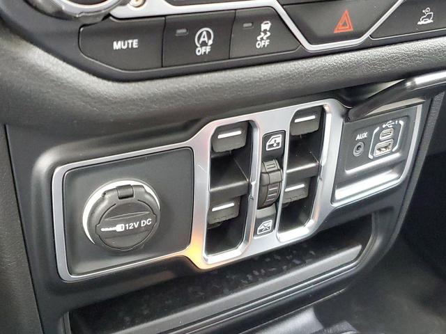 Photo of 2025 Bright White Clearcoat Jeep Gladiator