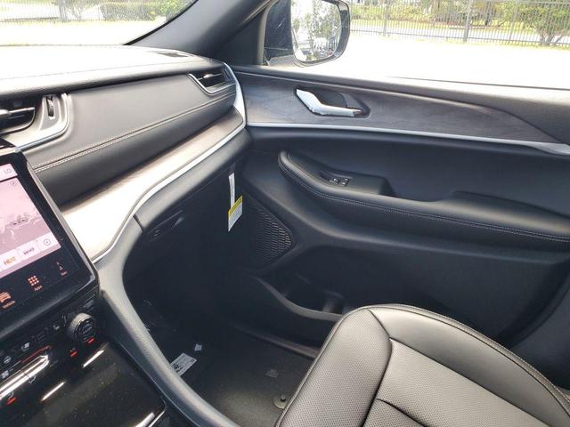 Photo of 2025 Bright White Clearcoat Jeep Grand Cherokee