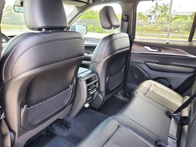 Photo of 2025 Bright White Clearcoat Jeep Grand Cherokee