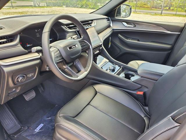 Photo of 2025 Bright White Clearcoat Jeep Grand Cherokee