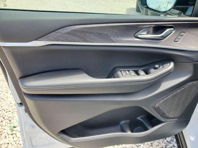 Photo of 2025 Bright White Clearcoat Jeep Grand Cherokee