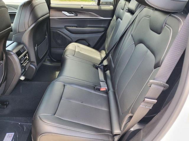 Photo of 2025 Bright White Clearcoat Jeep Grand Cherokee