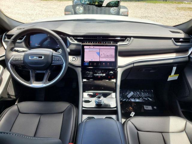 Photo of 2025 Bright White Clearcoat Jeep Grand Cherokee