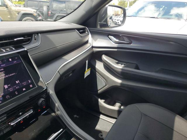 Photo of 2025 Metallic Jeep Grand Cherokee L
