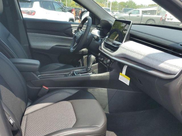 Photo of 2025 Bright White Clearcoat Jeep Compass