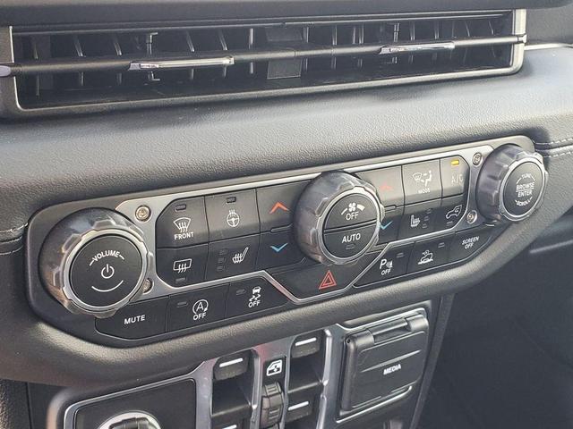 Photo of 2025 Granite Crystal Clearcoat Metallic Jeep Wrangler