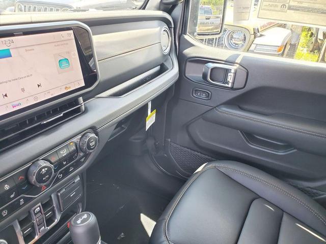 Photo of 2025 Granite Crystal Clearcoat Metallic Jeep Wrangler
