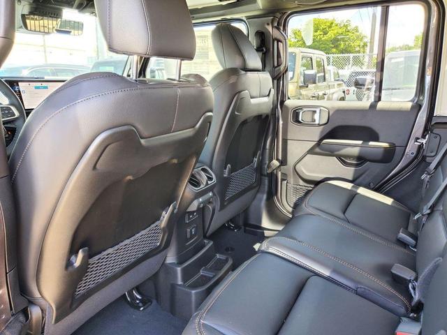 Photo of 2025 Granite Crystal Clearcoat Metallic Jeep Wrangler