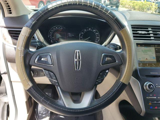 Photo of 2017 White Platinum Lincoln MKC