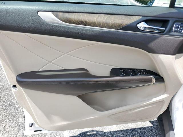Photo of 2017 White Platinum Lincoln MKC