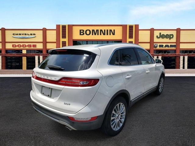 Photo of 2017 White Platinum Lincoln MKC
