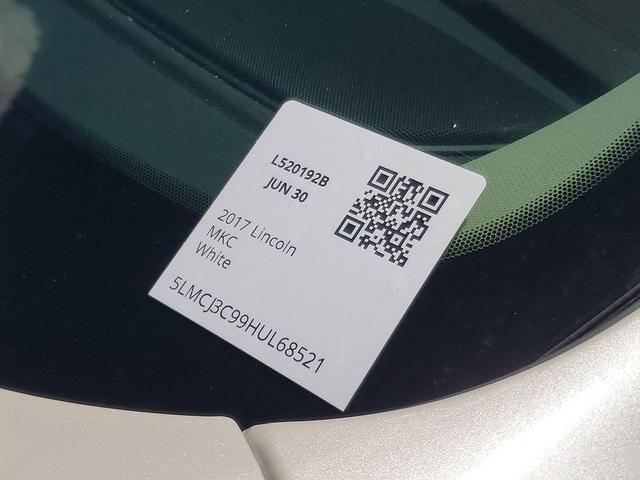 Photo of 2017 White Platinum Lincoln MKC