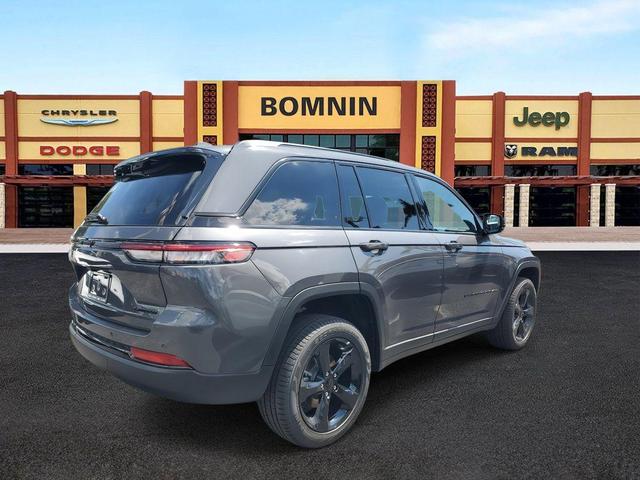 Photo of 2025 Metallic Jeep Grand Cherokee
