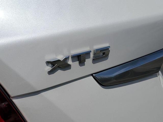 Photo of 2022 Crystal White Tri-Coat Cadillac XT5