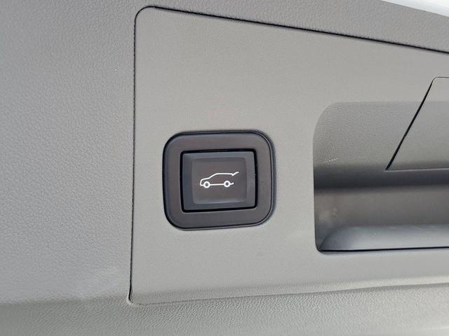 Photo of 2022 Crystal White Tri-Coat Cadillac XT5