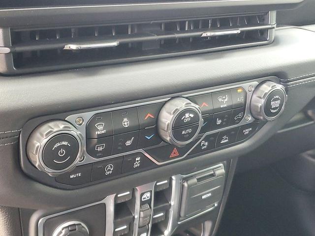 Photo of 2025 Bright White Clearcoat Jeep Wrangler
