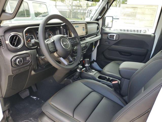 Photo of 2025 Bright White Clearcoat Jeep Gladiator