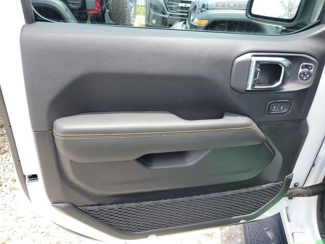 Photo of 2025 Bright White Clearcoat Jeep Gladiator