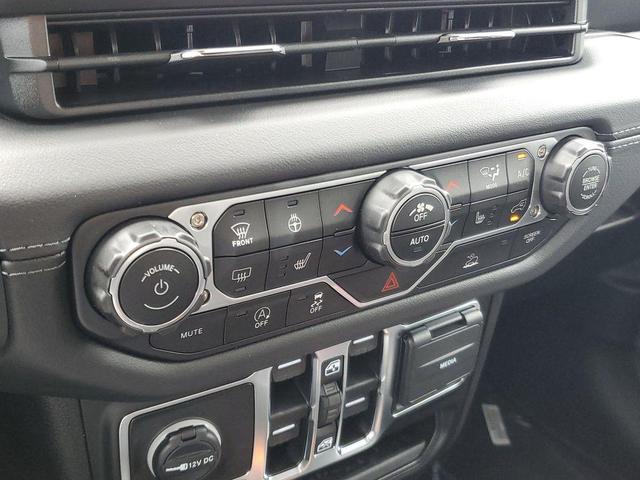 Photo of 2025 Black Clearcoat Jeep Gladiator