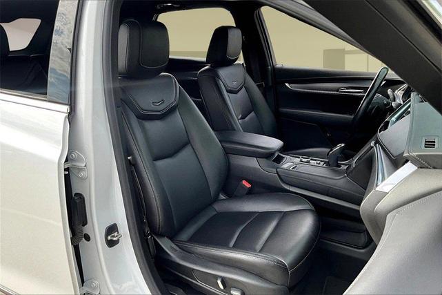 Photo of 2021 Crystal White Tri-Coat Cadillac XT5