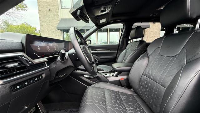Photo of 2024 Ebony Black Kia Telluride