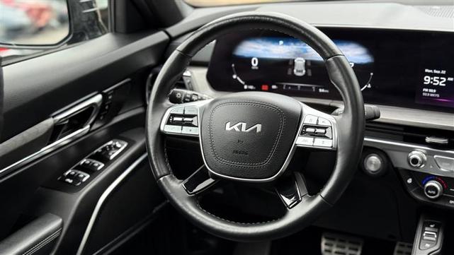 Photo of 2024 Ebony Black Kia Telluride