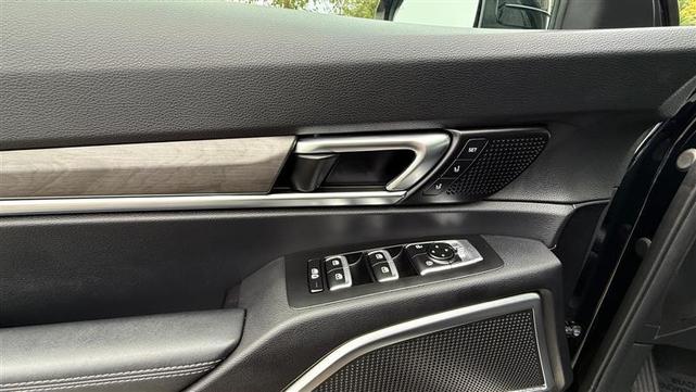 Photo of 2024 Ebony Black Kia Telluride