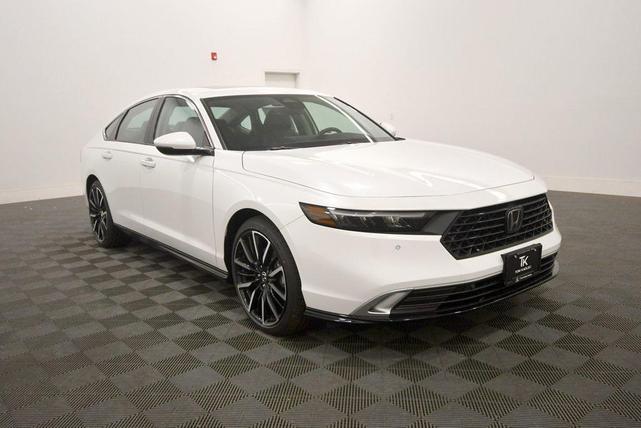 Photo of 2025 Platinum White Pearl Honda Accord Hybrid