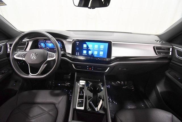 Photo of 2024 Silver Mist Metallic Volkswagen Atlas Cross Sport