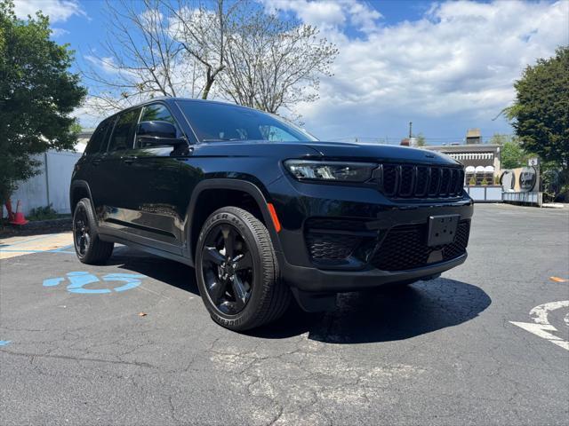 Photo of 2023 Diamond Black Crystal Pearlcoat Jeep Grand Cherokee