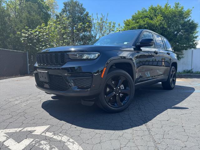 Photo of 2023 Diamond Black Crystal Pearlcoat Jeep Grand Cherokee