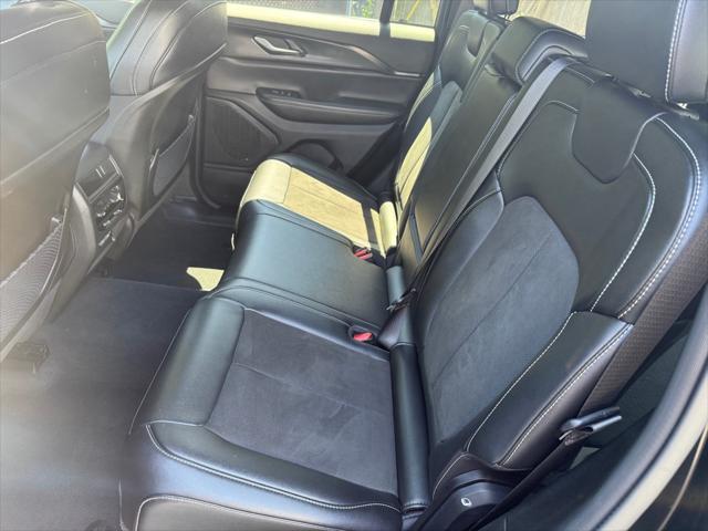 Photo of 2023 Diamond Black Crystal Pearlcoat Jeep Grand Cherokee
