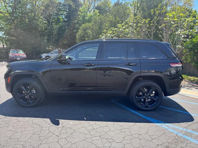Photo of 2023 Diamond Black Crystal Pearlcoat Jeep Grand Cherokee