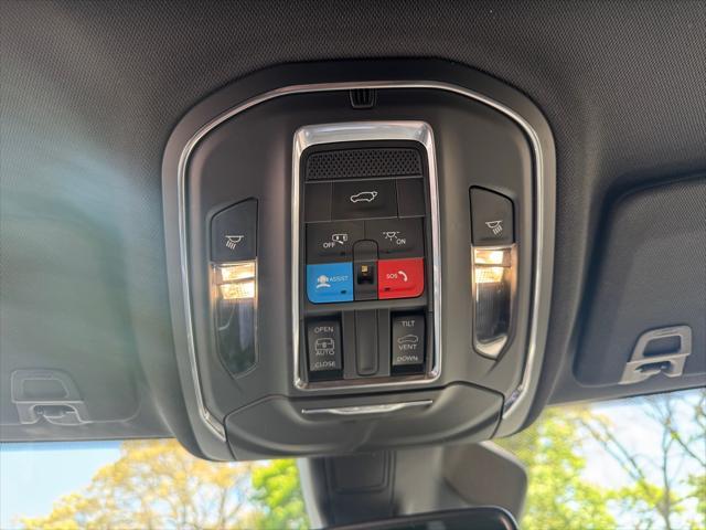 Photo of 2023 Diamond Black Crystal Pearlcoat Jeep Grand Cherokee